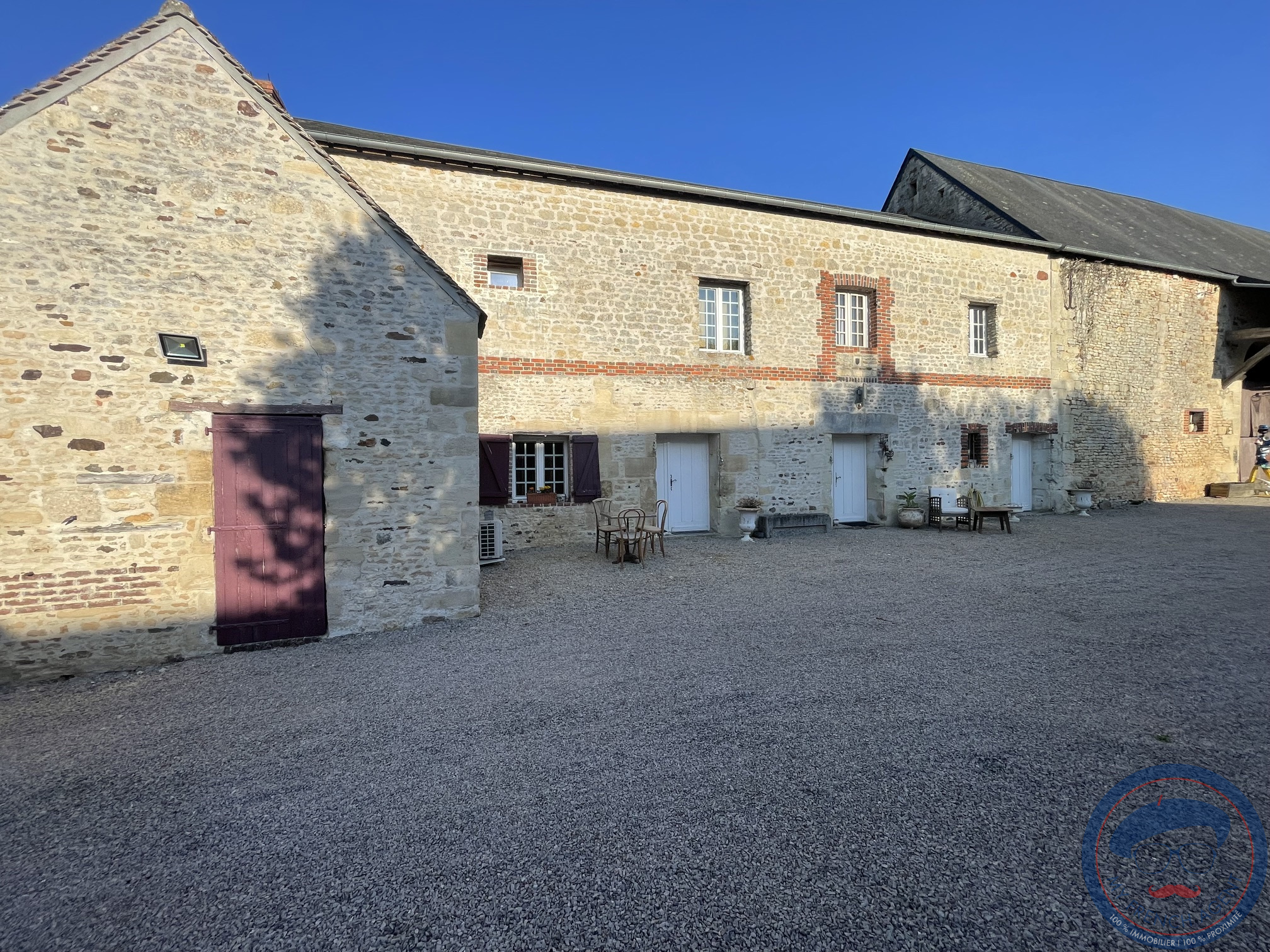 Maison en pierre de 189 M2, un Hangar de 600 m2 ,piscine, sa